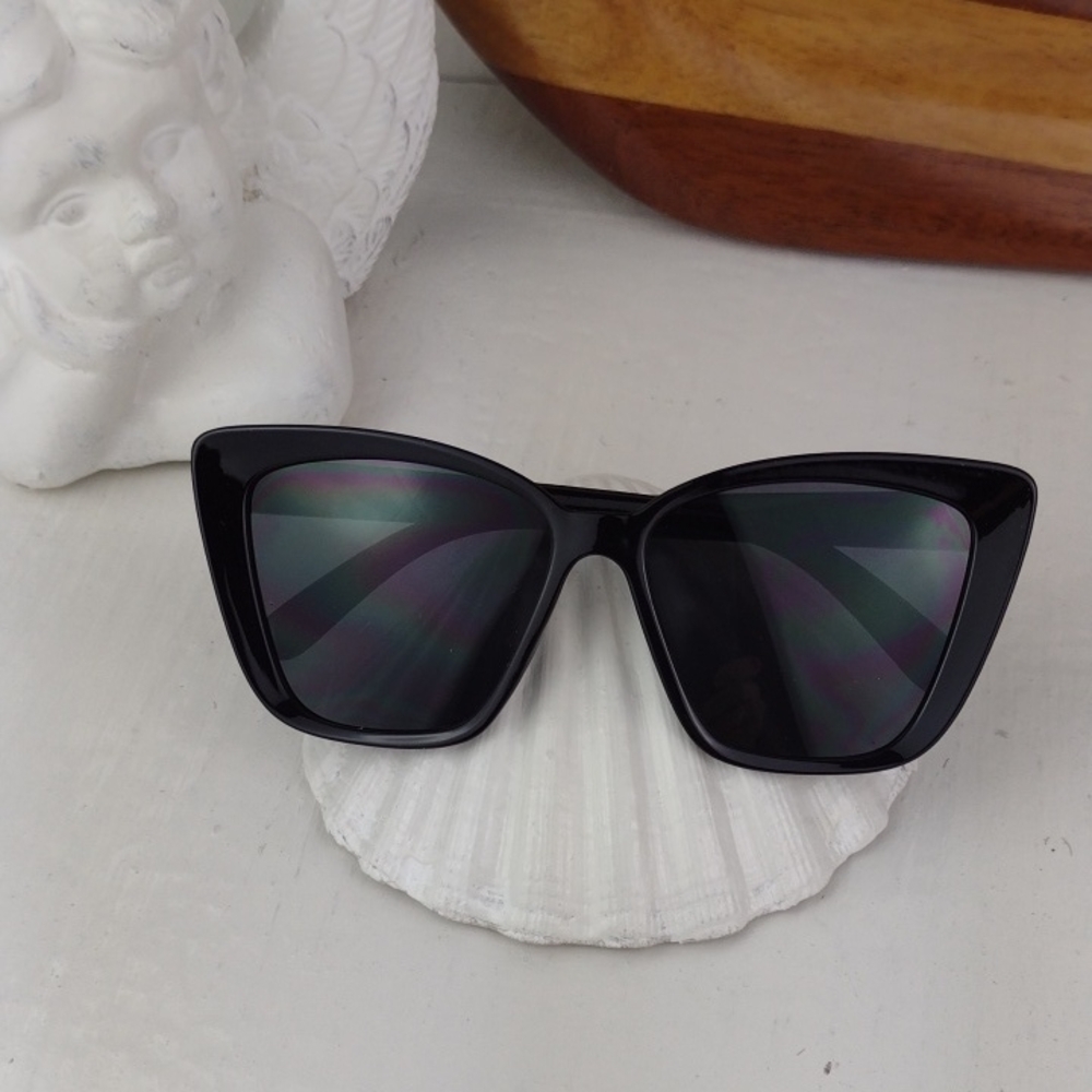 Fun Black Classic Cat-Eye Sunglasses For Instant Style